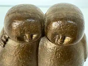 Sarka Radova - Bronzen sculptuur jongen en meisje kaufen? Bieten Sie von 200!
