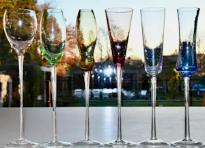 Niet of onleesbaar gesigneerd - 6 Zeldzame, vintage, mondgeblazen, gekleurde Art Deco Champagneglazen kopen? Bied vanaf 1!