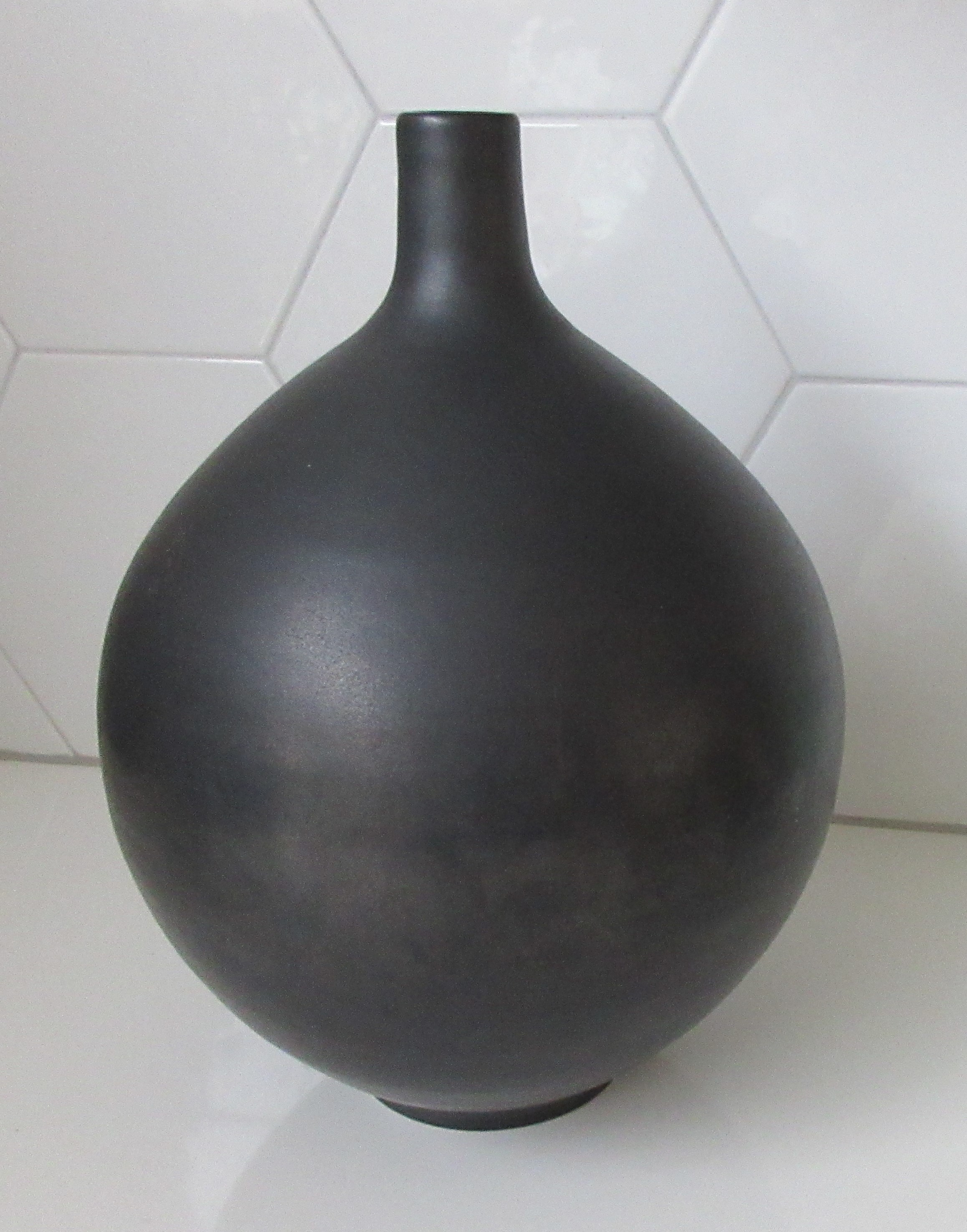 Niet of onleesbaar gesigneerd - Ecri Katwijk A.Z. - Zeer grote antraciete bolvaas - zware kwaliteit! kopen? Bied vanaf 1!