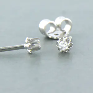 14k  wit gouden solitair oorknoppen bezet met briljant geslepen diamant kopen? Bied vanaf 90!