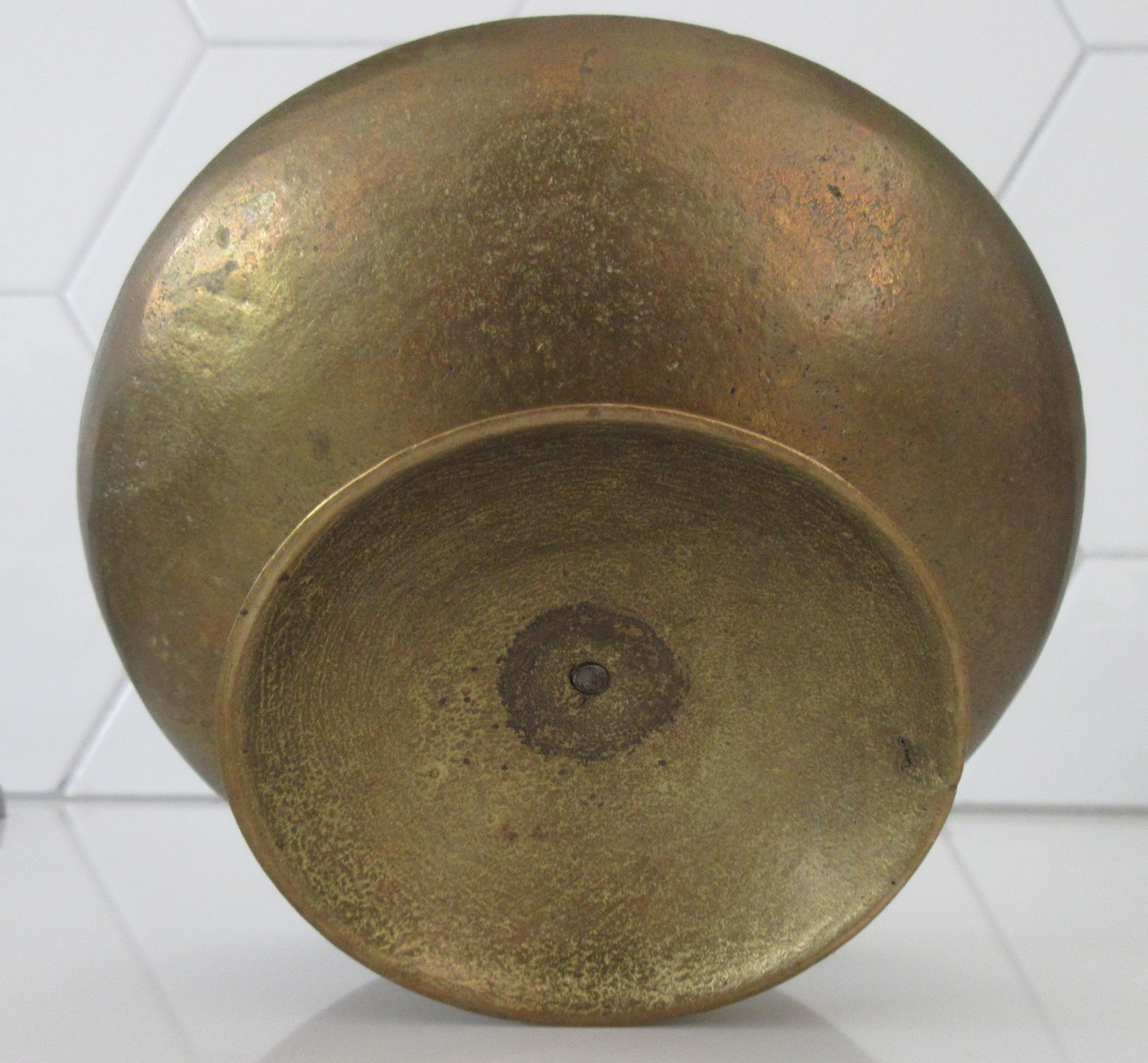 Niet of onleesbaar gesigneerd - Massief geel koperen puntkandelaar kopen? Bied vanaf 1!