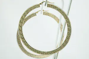 43 - Een paar 14 karaat geel gouden holle oorringen met meander motief kopen? Bied vanaf 245!