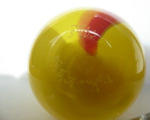 Niet of onleesbaar gesigneerd - Geblazen flesje met dop kopen? Bied vanaf 10!