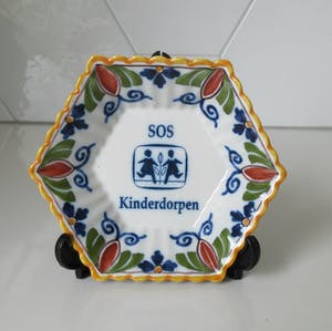 Koninklijke Tichelaar Makkum - Zeshoekig miniatuur wandbordje SOS Kinderdorpen kopen? Bied vanaf 18!