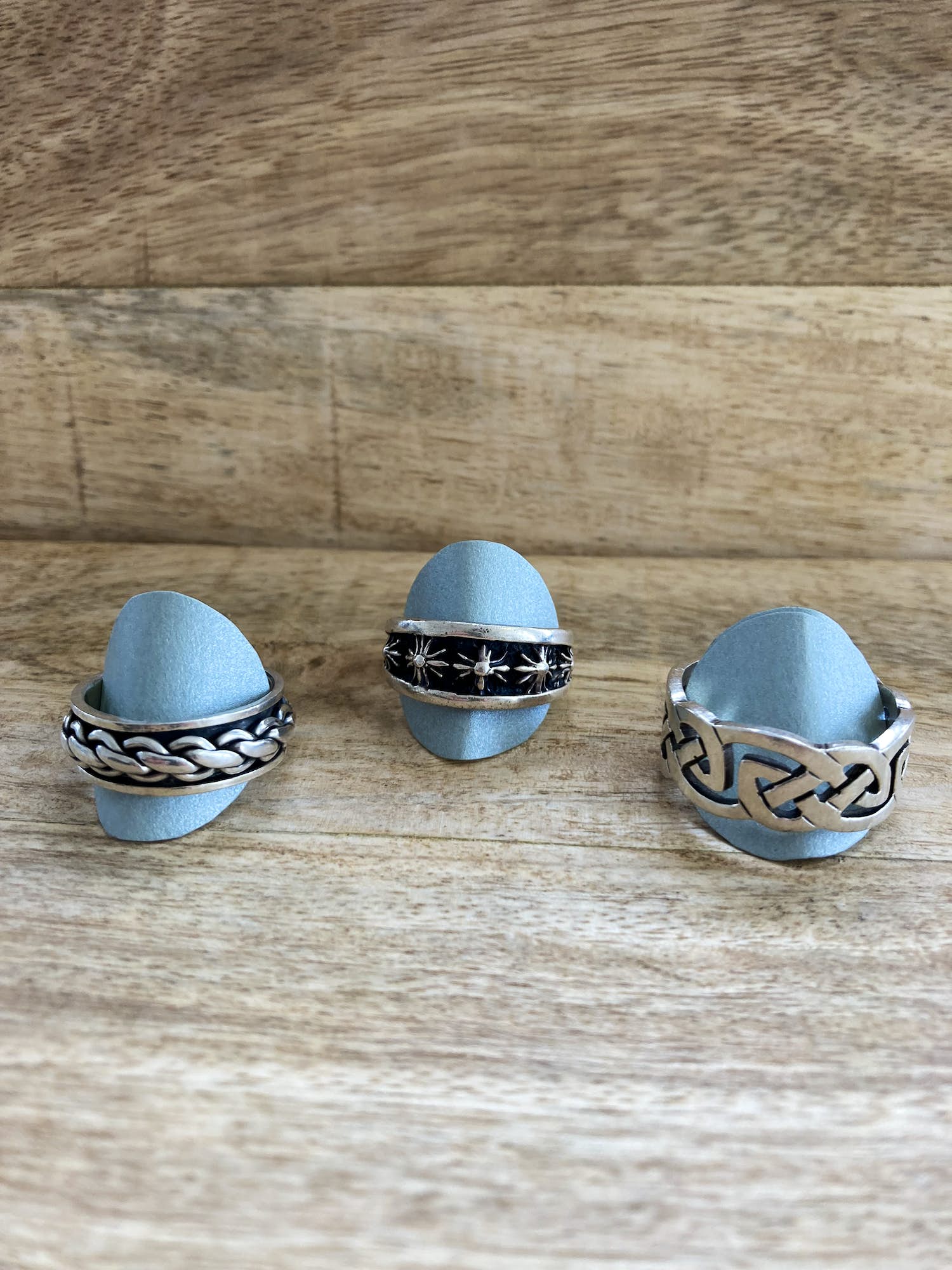 Een lotje van drie zilveren  (heren)ringen verkocht voor € 58!