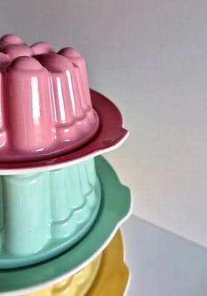 Firma Regout & Co - Antieke Puddingvormen met schotel - 3 kleuren (!)- Stapelbaar - Gemerkt kopen? Bied vanaf 129!