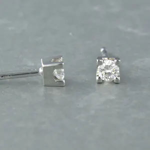 18k wit gouden solitair oorknoppen met briljant geslepen diamant tot. 0,20ct kopen? Bied vanaf 270!