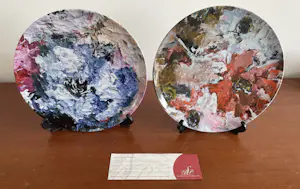 Lily Marneffe - Twee kunstporseleinen borden "Mondiali & Blanche Fleur" kopen? Bied vanaf 50!