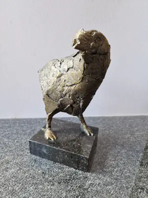 Jos van Riemsdijk - Grof gebeeldhouwd goud gepatineerd brons "Kip" op marmeren sokkel kopen? Bied vanaf 232!