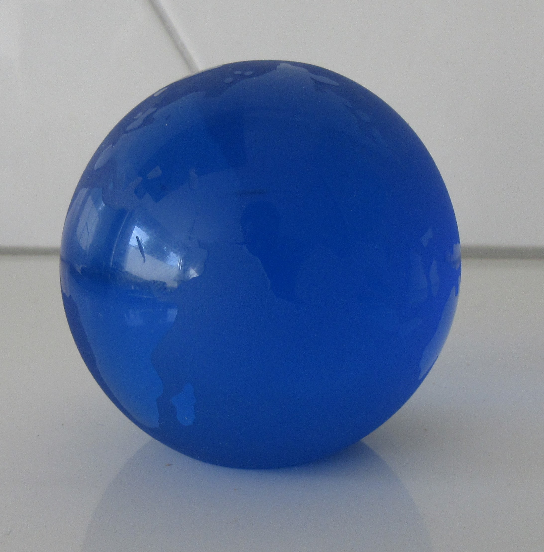 Niet of onleesbaar gesigneerd - Gesatineerde diepblauw glazen presse papier wereldbol verkocht voor € 1!