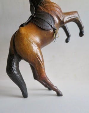 Curiosa - Steigerend Paard - Handgemaakt uit Leer- In fraaie staat (!) - IN PRIJS VERLAAGD kopen? Bied vanaf 29!
