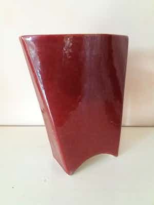 Mobach Keramiek - Prachtige dieprode Mobach vaas met fijne goudkleurige spikkels. verkocht voor € 10!