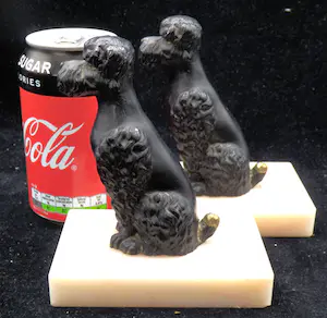 Niet of onleesbaar gesigneerd - 2 Boekensteunen van Honden kopen? Bied vanaf 1!