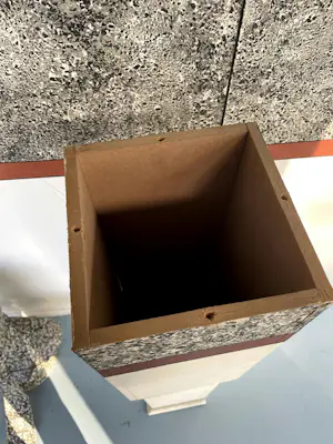 Michel Kourline - Tweedelig kunstobject in gemengde techniek, La femme à la cravate (Groot) kopen? Bied vanaf 450!