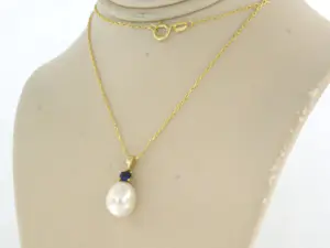 14k geel gouden collier en een hanger bezet met saffier tot. 0,18ct en een parel kopen? Bied vanaf 130!