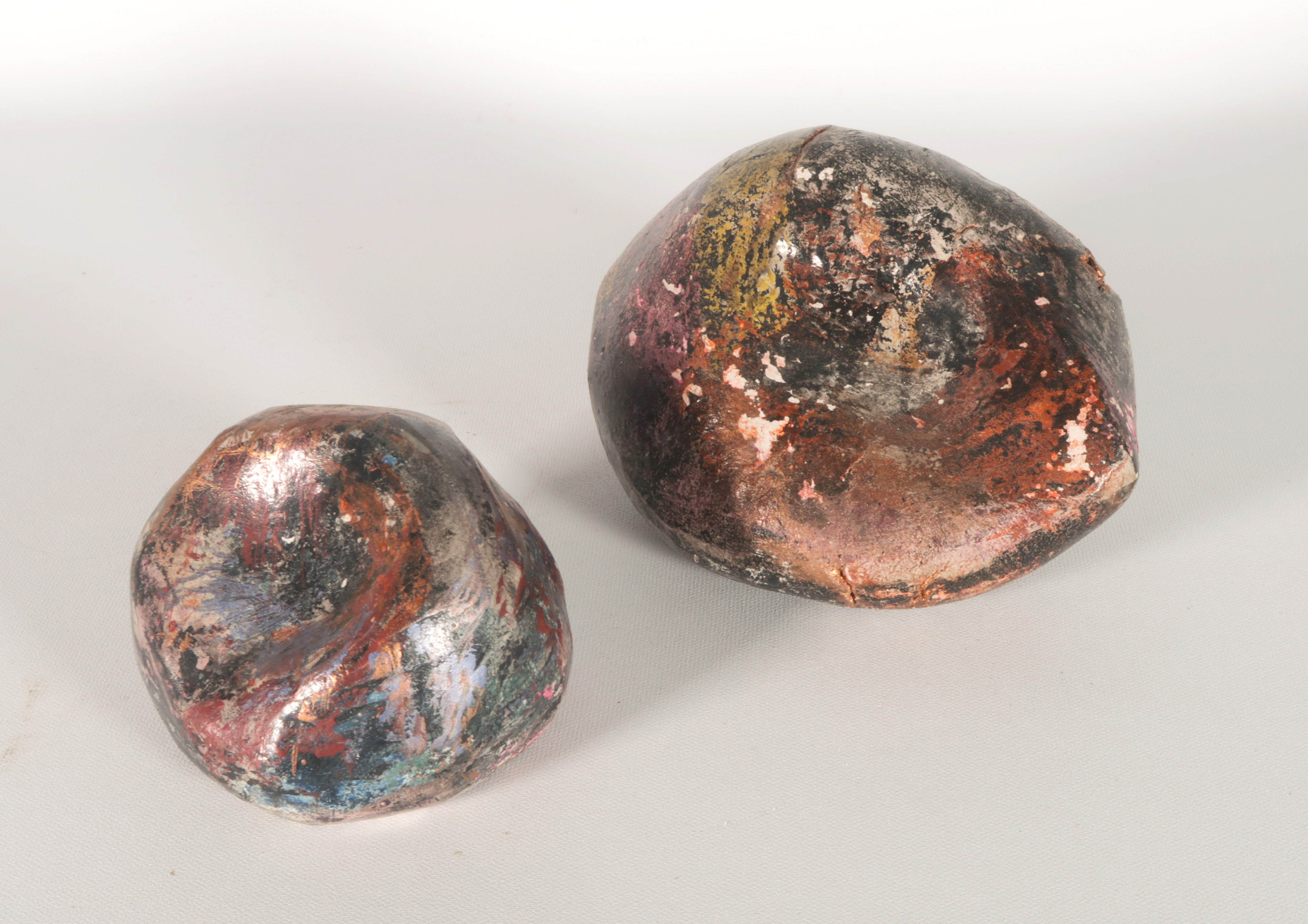 Franca Muller Jabusch - Set van 2 beschilderde objecten van klei kopen? Bied vanaf 1!