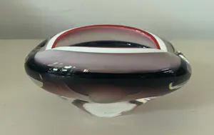 Niet of onleesbaar gesigneerd - Murano - Sommerso paars, roze en witte asbak met rode rand kopen? Bied vanaf 1!