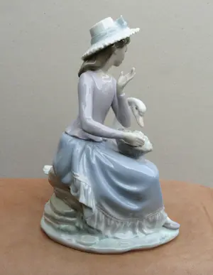 Lladro - Junges Mädchen mit Früchtekorb und einer neugierigen Ente kopen? Bied vanaf 109!