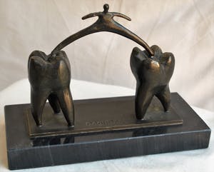 Brons (Onbekend) - Bronzen beeld , “Voor je kiezen…!” – Op natuurstenen voet kopen? Bied vanaf 1!