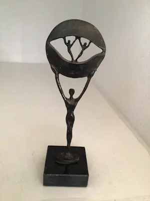 Corry Ammerlaan - Sculptuur “ Elkaar op handen dragen “ kopen? Bied vanaf 1!