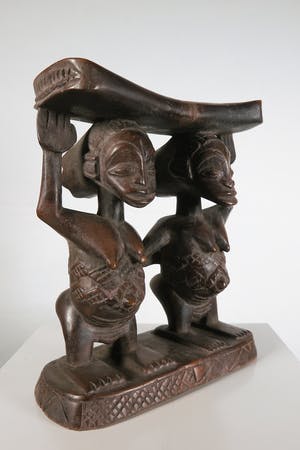 Luba - Gestoken hoofdsteun gedragen door twee vrouwfiguren kopen? Bied vanaf 1!