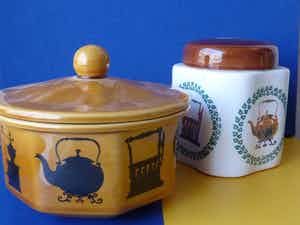 Kunstaardewerkfabriek Regina - Floris Meydam voorraadpoten met nostagisch decor 1964 verkocht voor € 25!