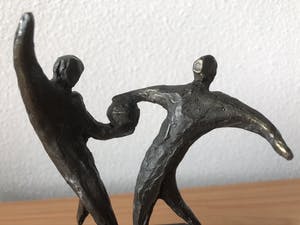 Brons (Onbekend) - Beeldje van 2 personen die vechten om de bal. kopen? Bied vanaf 20!