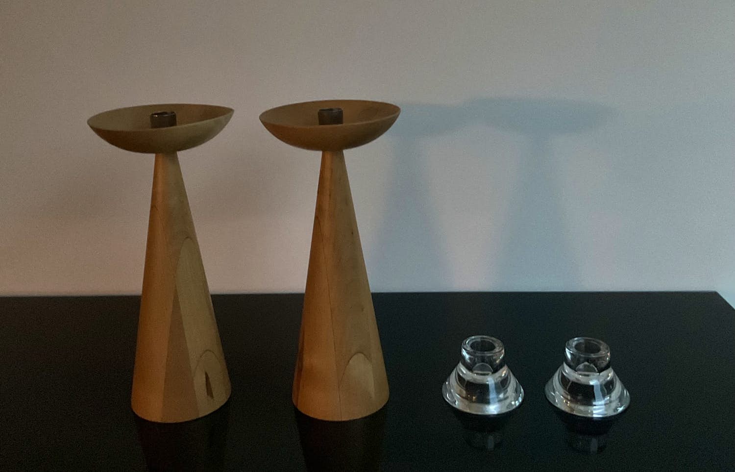 Knut & Marianne Hagberg - TWEE OMKEERBARE WAXINELICHTHOUDERS - KANDELAARS en TWEE HOGE KANDELAARS kopen? Bied vanaf 30!