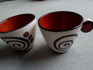 Niet of onleesbaar gesigneerd - 2 Espressokopjes (keramiek) met onderblad kopen? Bied vanaf 10!