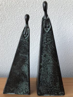 Niet of onleesbaar gesigneerd - 2 Moderne bronzen beelden van 2 Dames kopen? Bied vanaf 1!