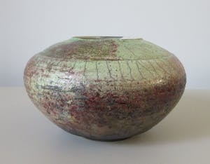 Henk Bodewes - RAKU bolvaas met koper oxyde glazuur in rood en pistache groen kopen? Bied vanaf 38!