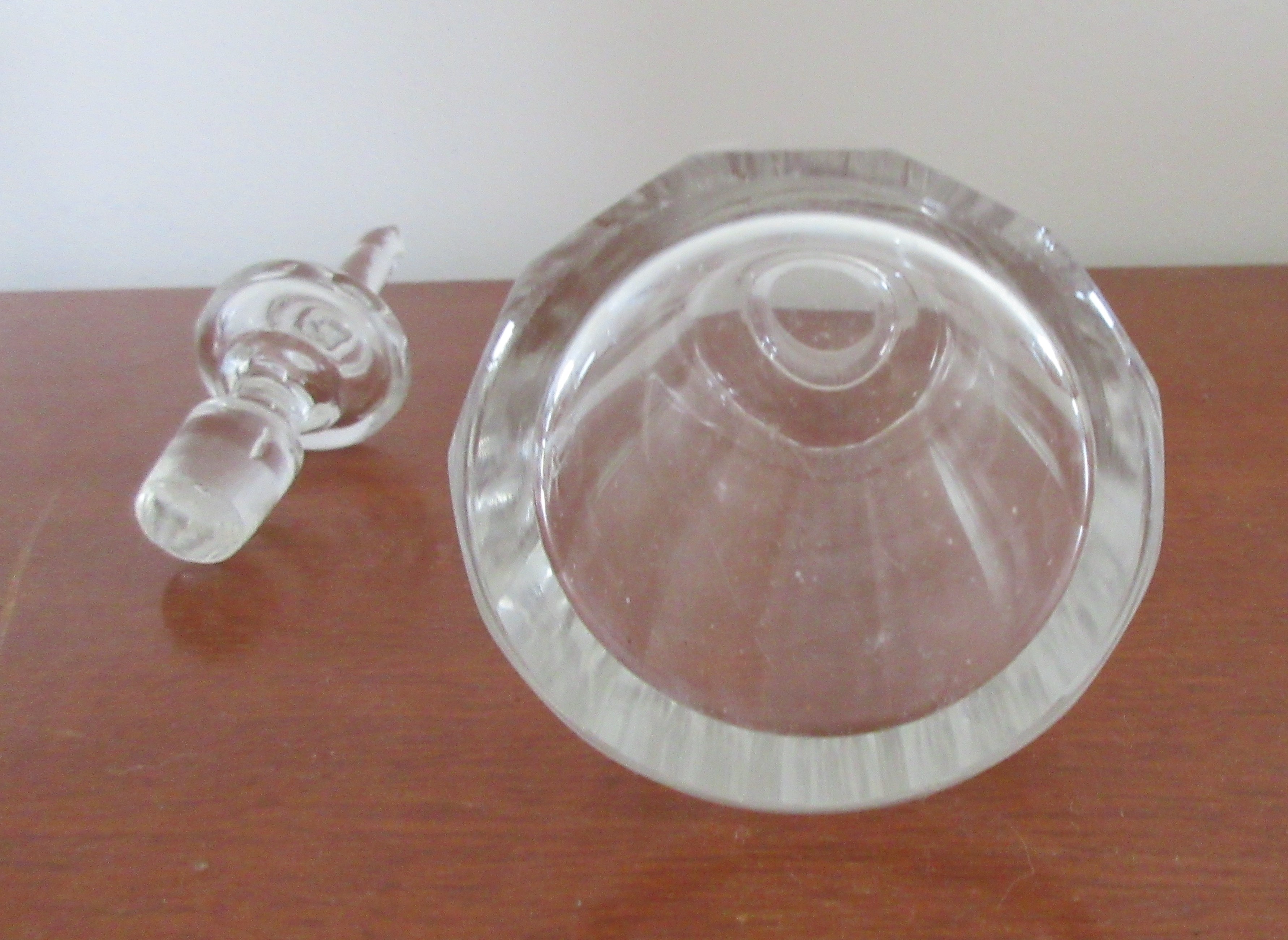 Niet of onleesbaar gesigneerd - Twee antieke 19e eeuwse geslepen kristallen azijn karafjes kopen? Bied vanaf 1!