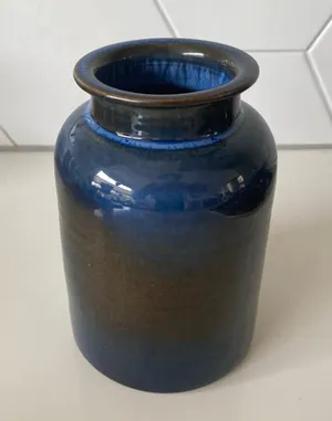 Herman Zaalberg (II) - Steengoed vaasje voorzien van blauw en bruin stroomglazuur kopen? Bied vanaf 1!