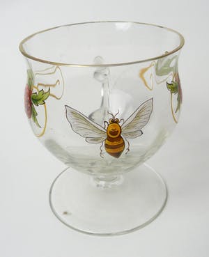 Niet of onleesbaar gesigneerd - Henkelbecher des Biedermeier aus Glas, um 1850, handbemalt kopen? Bied vanaf 1!