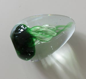 Siem van der Marel - Presse papier met groene slingers en luchtbellen kopen? Bied vanaf 37!