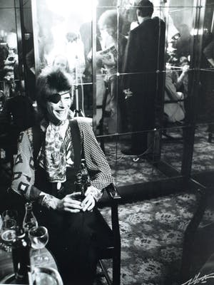 AcheterNico Koster - David Bowie met zoon Duncan in het Amstel Hotel Amsterdam - 1973 - ingelijst? Enchérissez de 150!