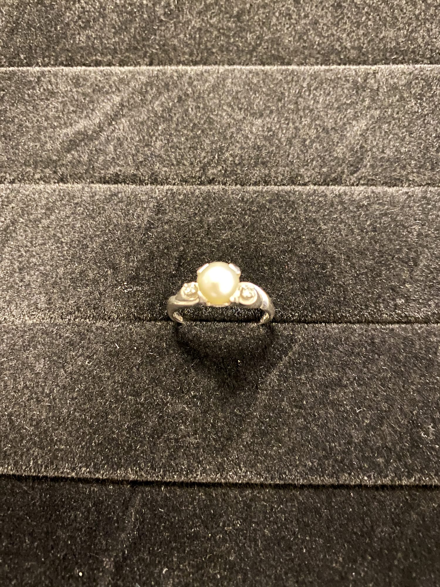 Witgouden ring bezet met parel en diamanten verkocht voor € 100!