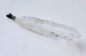 AcheterNieuwe zilveren hanger met ruwe langwerpig bergkristal? Enchérissez de 20!