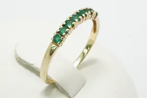 14- Delicate 14Krt gouden rij-ring met 7 facet geslepen groene steentjes kopen? Bied vanaf 60!