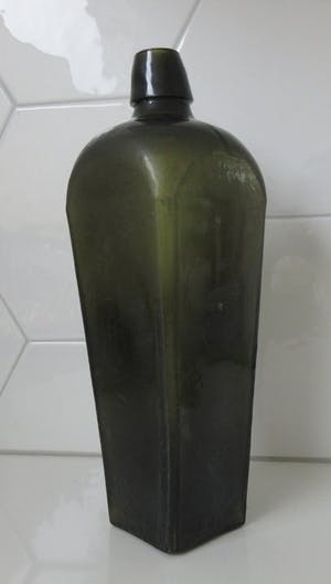Niet of onleesbaar gesigneerd - Antieke 19e eeuwse groen glazen fles (vierkante voet) kopen? Bied vanaf 1!