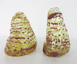 Bernard Heesen - Twee rood gele vaasjes met structuur kopen? Bied vanaf 200!