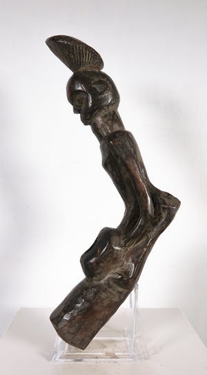 Mangbetu - Houten manfiguur met pijpekop tussen zijn benen kopen? Bied vanaf 1!