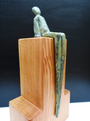 Brons (Onbekend) - langgerekt zittend brons kopen? Bied vanaf 60!