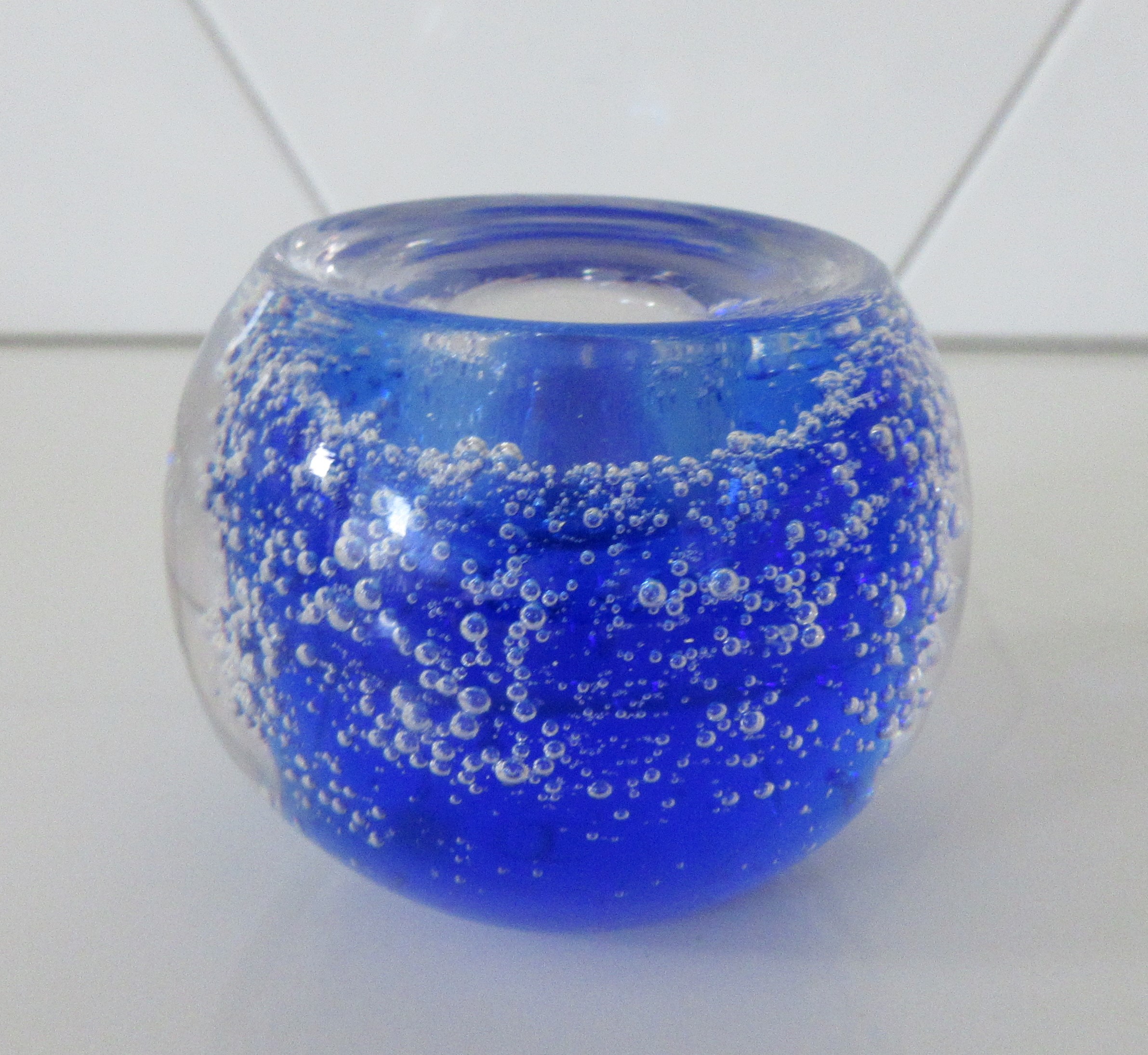 Niet of onleesbaar gesigneerd - Zware dubbelwandige blanke en blauw glazen kandelaar met bellen verkocht voor € 1!