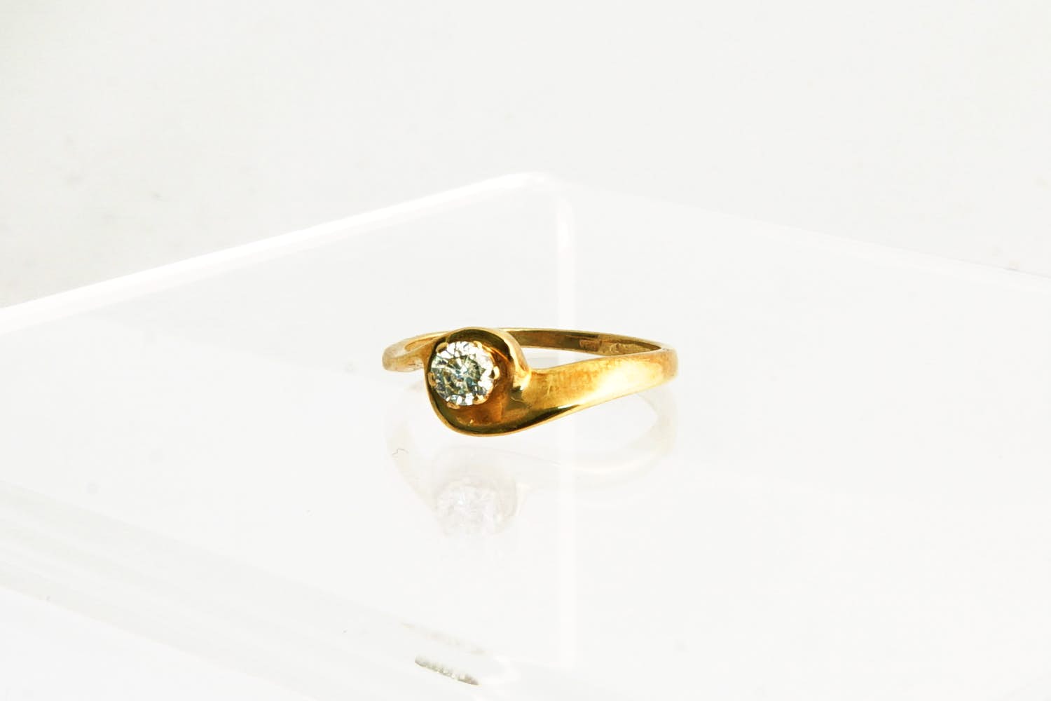 82 - Subtiele 18krt geel-goud & diamanten (0.25ct) gedraaide solitair ring kopen? Bied vanaf 110!