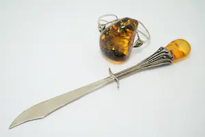 28 - Lot bestaande uit een 1e gehalte zilveren armband en grote brievenopener kopen? Bied vanaf 30!