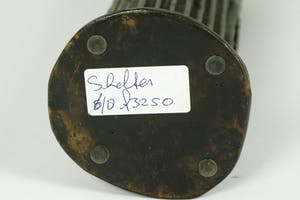 Renee van Leusden - Twee figuren in zuil 'Shelter' kopen? Bied vanaf 550!