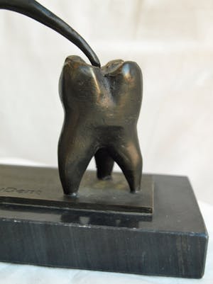 Brons (Onbekend) - Bronzen beeld , “Voor je kiezen…!” – Op natuurstenen voet kopen? Bied vanaf 1!