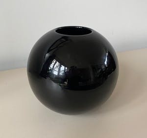 Keramiekfabriek Velsen - Zwarte Kogelvaas kopen? Bied vanaf 1!