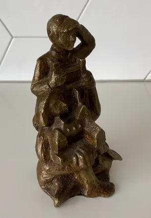 Niet of onleesbaar gesigneerd - Bronzen beeld man op ladder en een vrouw die een kerkcomplex omarmt? kopen? Bied vanaf 1!